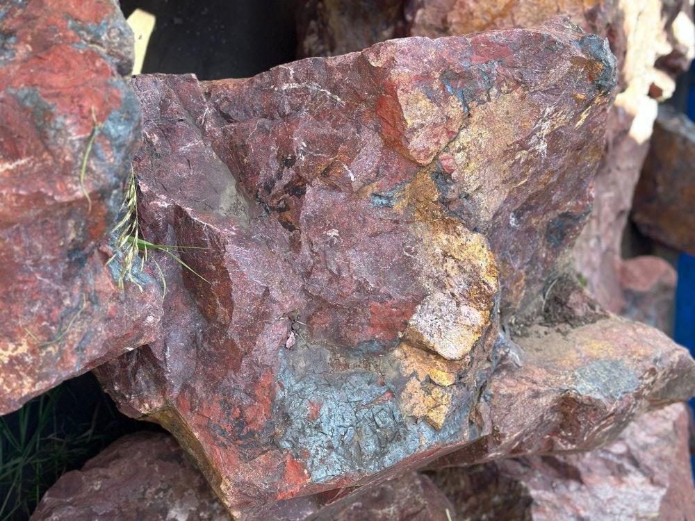 Камни для ландшафтного дизайна красно-фиолетовые 10-60 килограмм купить в Иваново