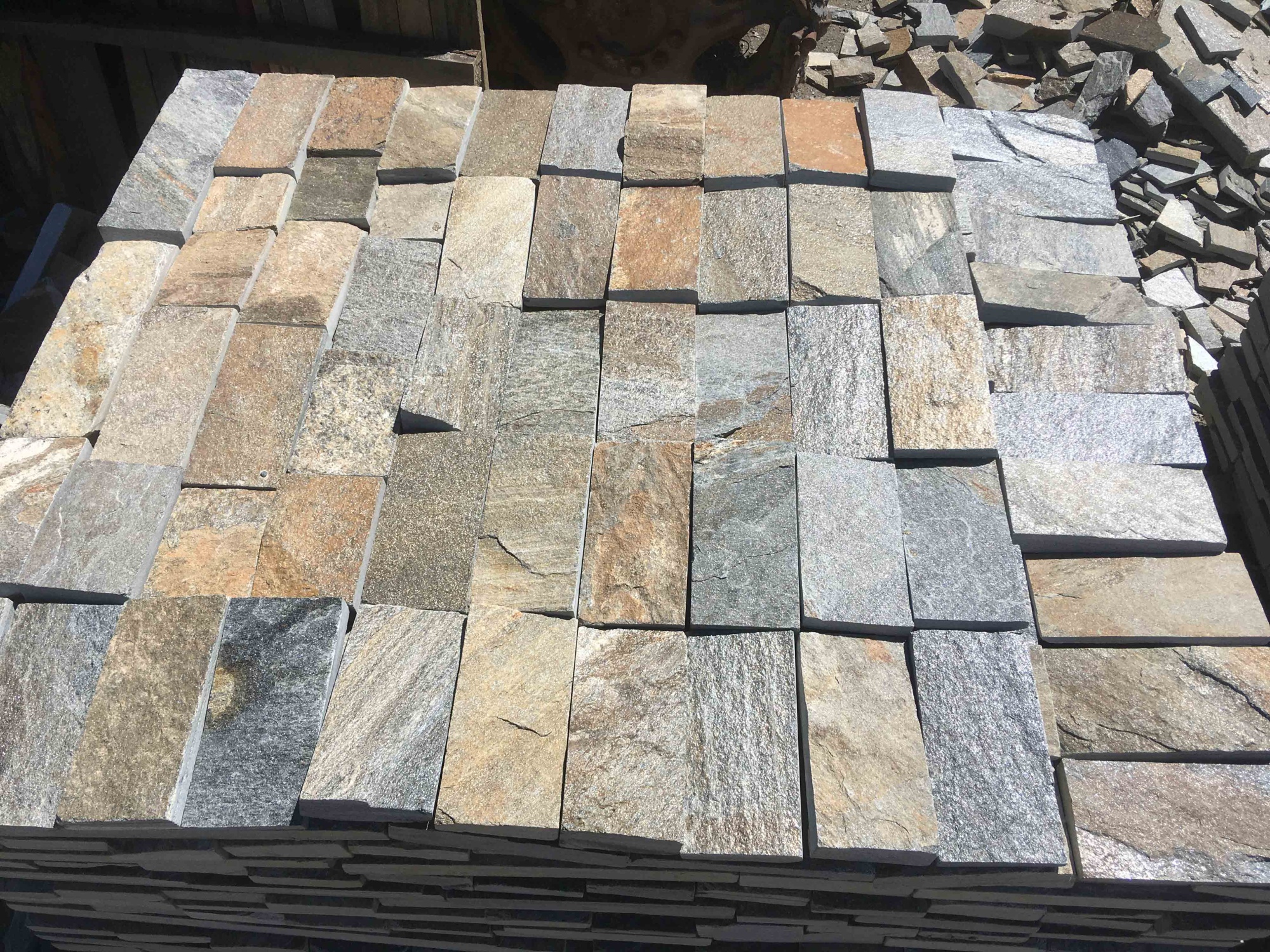 Плитка пилёная златолит Уральский для цоколя, отмостки купить в Иваново