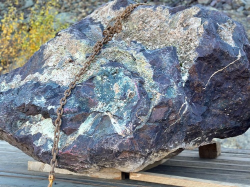 Огромные красно-фиолетовые валуны для ландшафтного дизайна весом более 5 тонн купить в Иваново