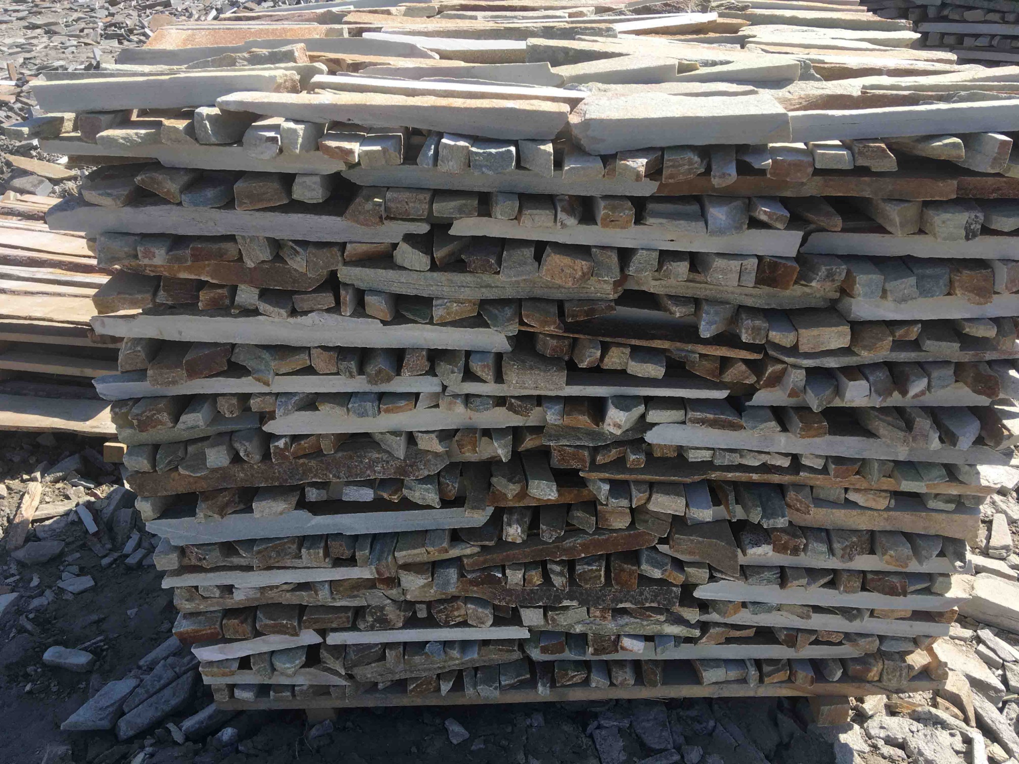 Горбушка златолит золотистый для облицовки купить в Иваново