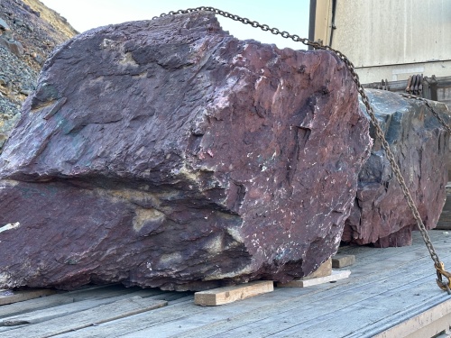 Огромные красно-фиолетовые валуны для ландшафтного дизайна весом более 5 тонн купить в Иваново