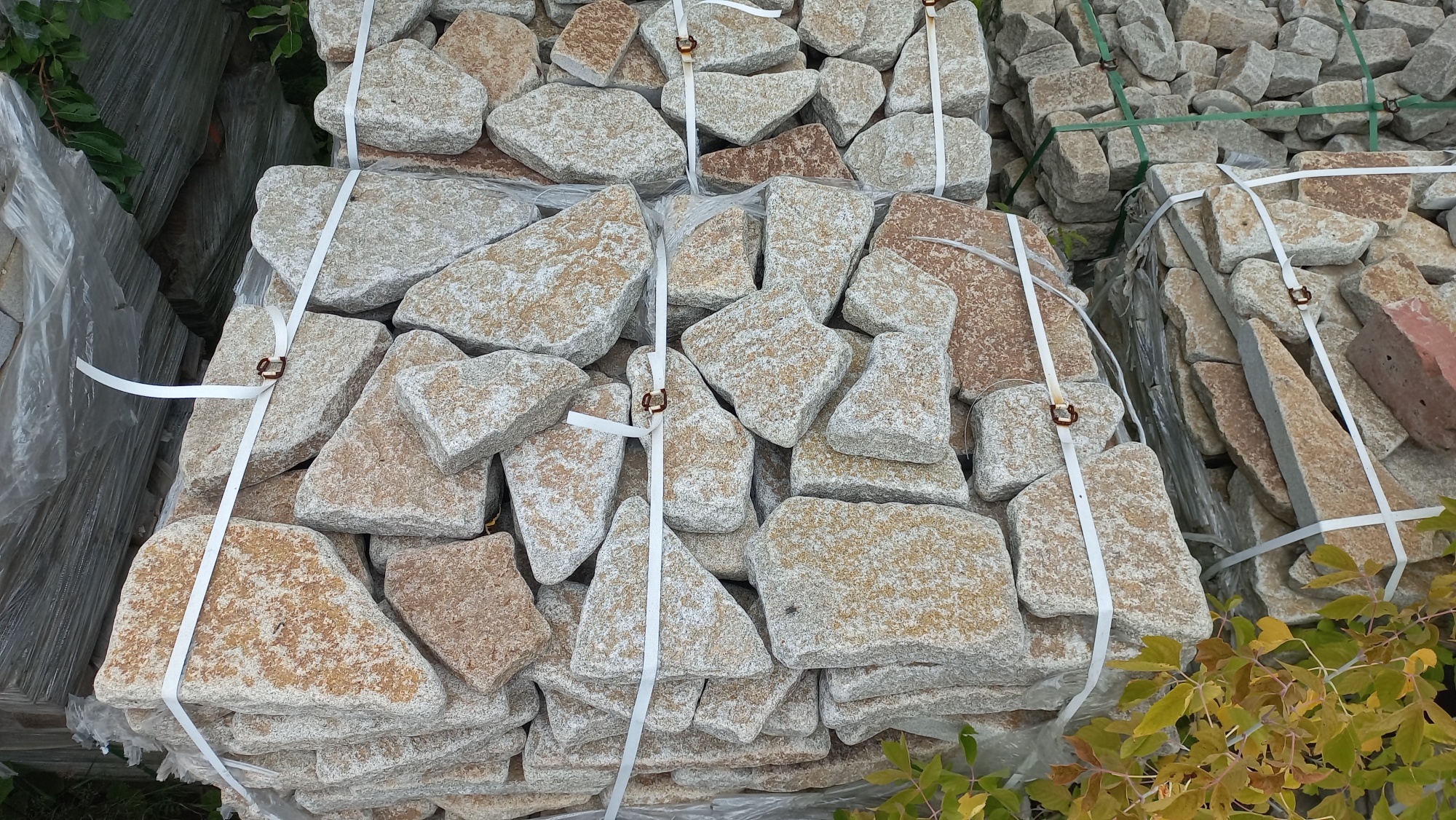 Плитняк галтованный гранитный для ландшафтного дизайна купить в Иваново