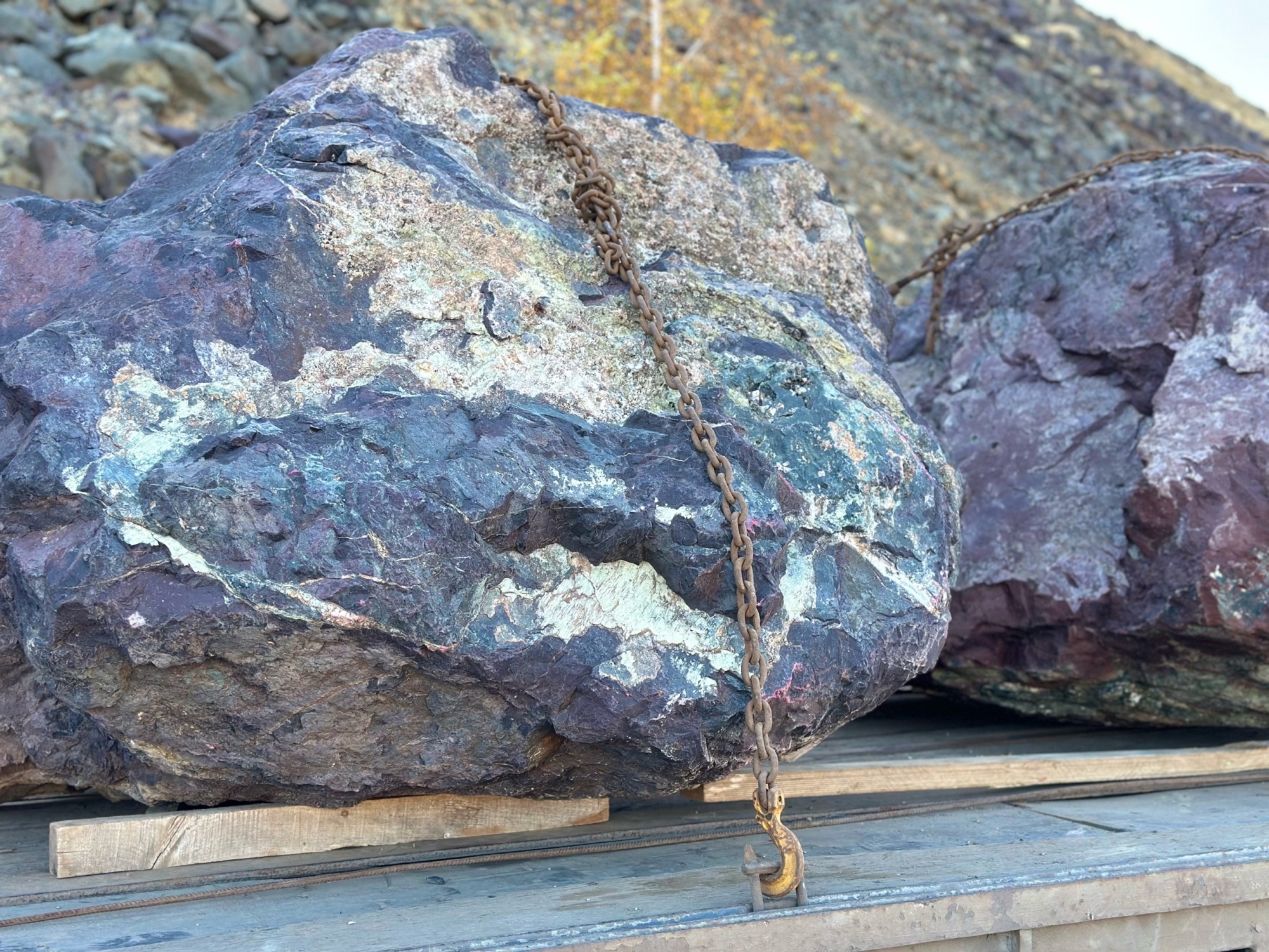 Огромные красно-фиолетовые валуны для ландшафтного дизайна весом более 5 тонн купить в Иваново