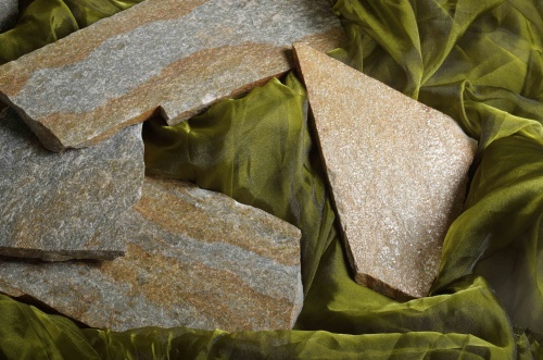 Плитняк златолит Уральский для цоколя, отмостки купить в Иваново